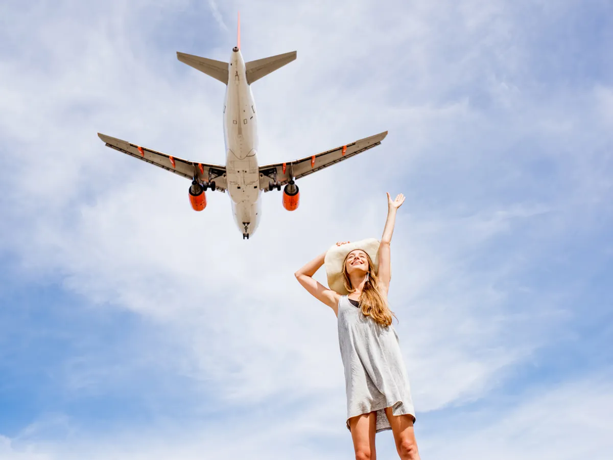 Vacanță mai scumpă! „Taxă” de 100-200 lei, impusă turiștilor români care pleacă cu avionul. Care e motivul?