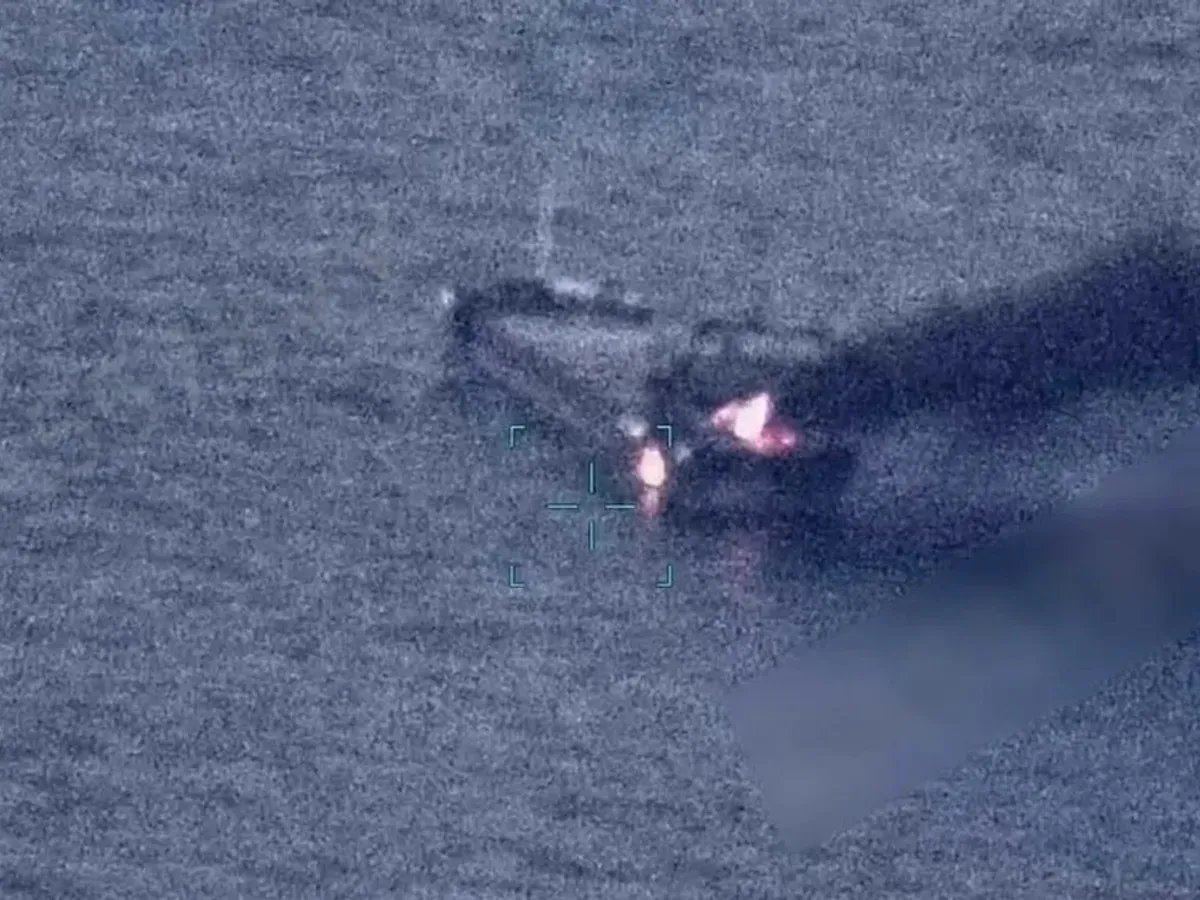 O navă de marfă lovită de o dronă rusească a luat foc în Marea Neagră. Sunt și morți