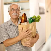 Pensionar întors de la piață - Foto: Freepik