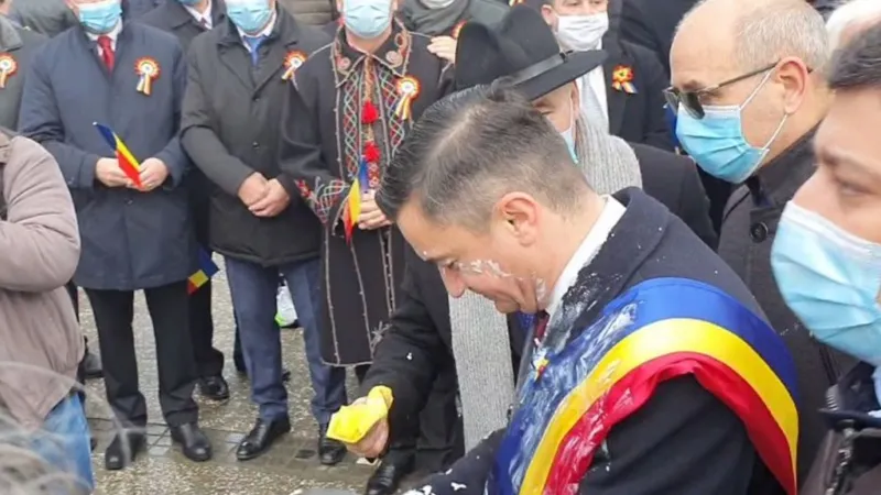 Primarul Chirica mânjit cu iaurt. Sursa: Ziarul de Iași