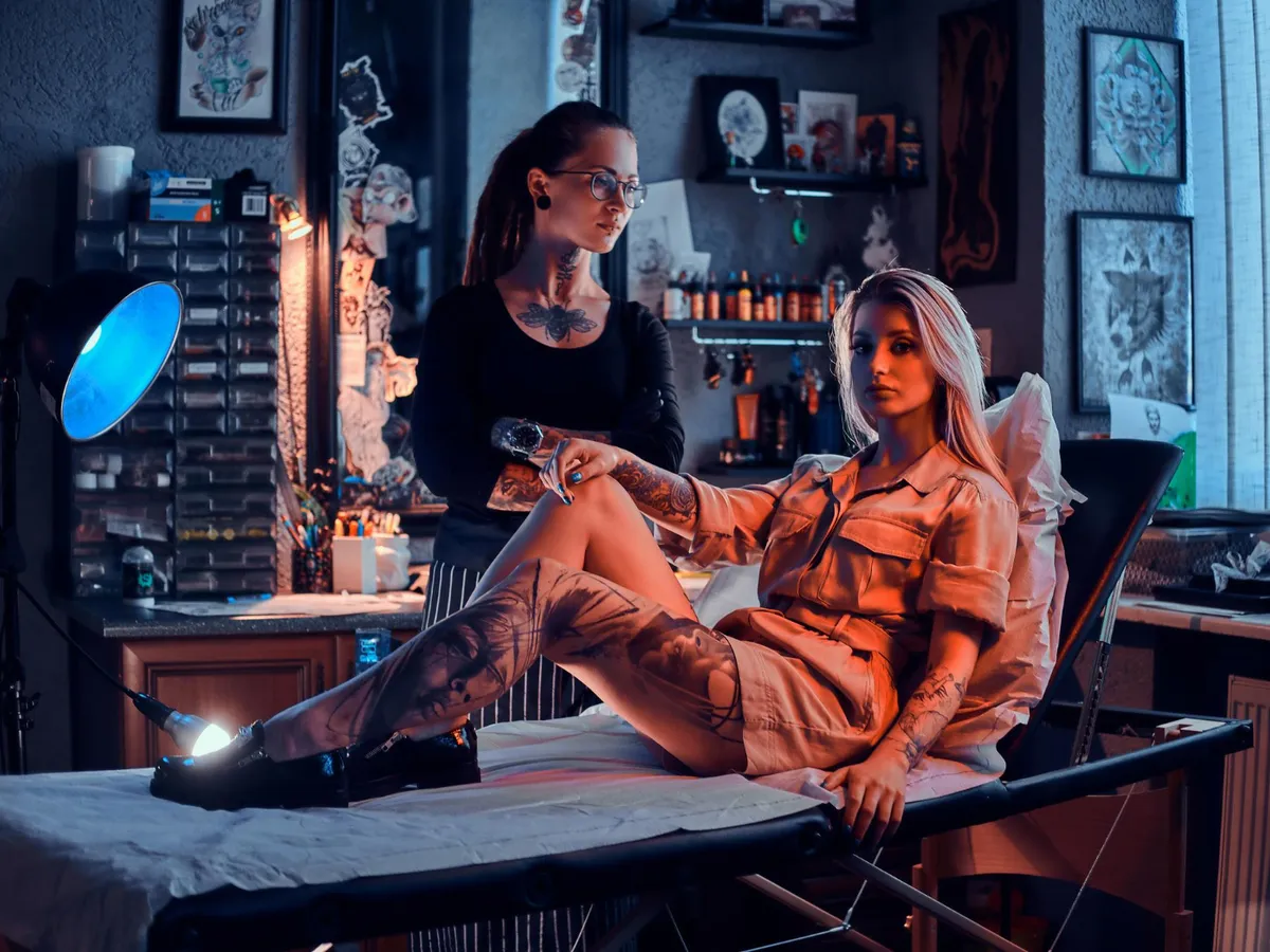 Fete cu tatuaje Foto: Freepik (imagine cu rol ilustrativ)
