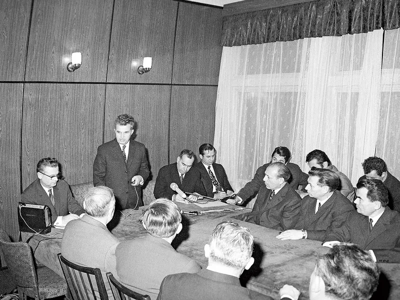 Ion Iliescu, la vizita de lucru a lui Nicolae Ceaușescu la Institutul Politehnic din Timișoara, 27 noiembrie 1971 - Foto: Agerpres