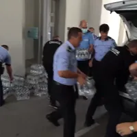 Polițiști locali fără mască, în tramvai, într-o acțiune de PR a lui Piedone. Captură video