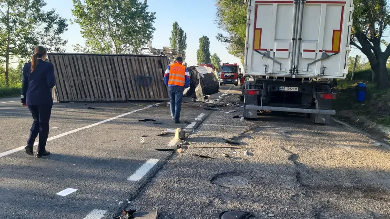 Un autotren și o autoutilitară s-au lovit frontal pe E 85, la Răcăciuni. / Foto: infotraficromania.ro