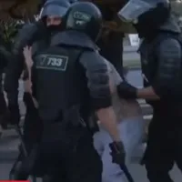 Contestatarii lui Lukașenko sunt bătuți cu bestialitate. Captură video Euronews