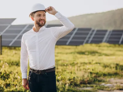 Inginer în parc fotovoltaic - Foto: Magnific.com (Imagine cu rol ilustrativ)