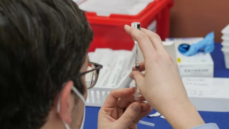Extragerea serului pentru vaccinare din doză/FOTO: unsplash.com