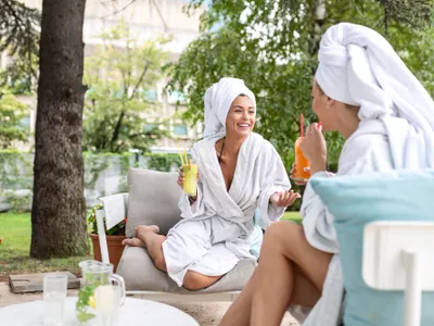 Femei în halat de baie cu prosop pe cap - Foto: freepik (rol ilustrativ)