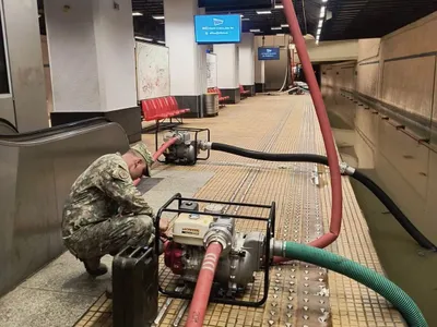 Militar scoţând apă cu pompa dintr-o staţie de metrou - Foto: Facebook/Ministerul Apararii Nationale