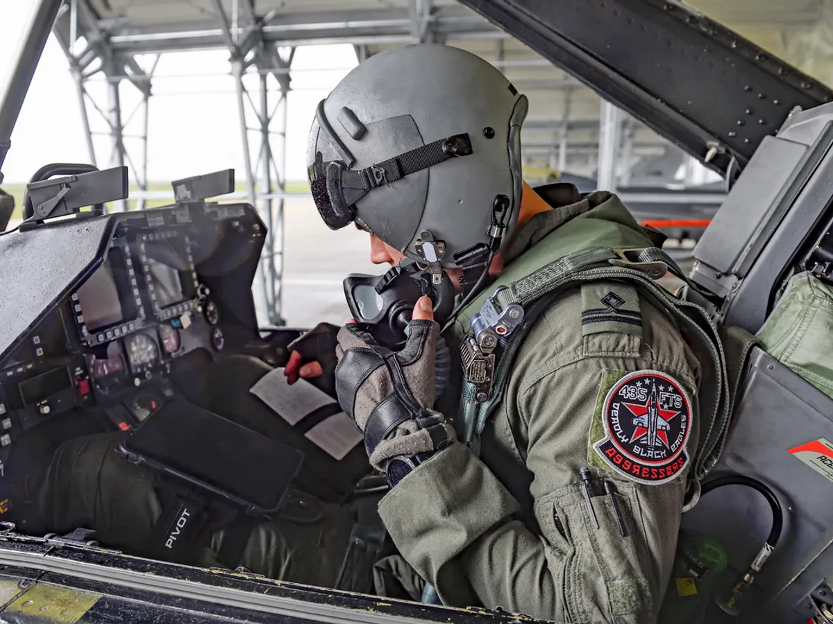 Pilot la bordul unui F-16, la Baza Aeriană 86 Borcea - Foto: EFTC