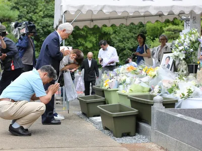 Persoane care se roagă la poza fostului premier japonez Shinzo Abe, Tetsuya Yamagam - Foto: Profimedia Images