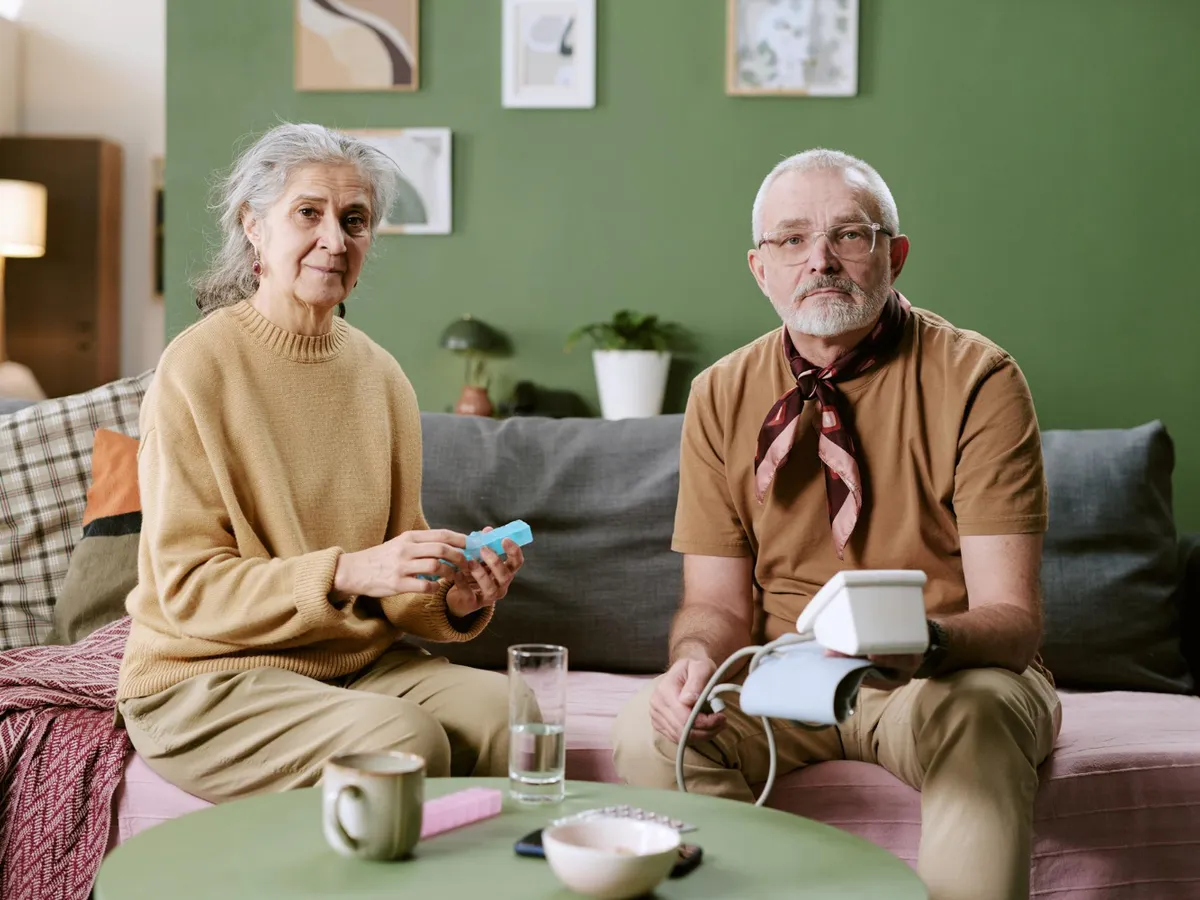 Pensionari bolnavi - Foto: Freepik