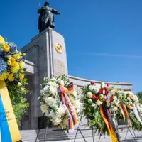 Coroane de flori, la o slujbă de pomenire în fața Memorialului Ostașului Sovietic din Tiergarten, Berlin - Foto: Profimedia Images