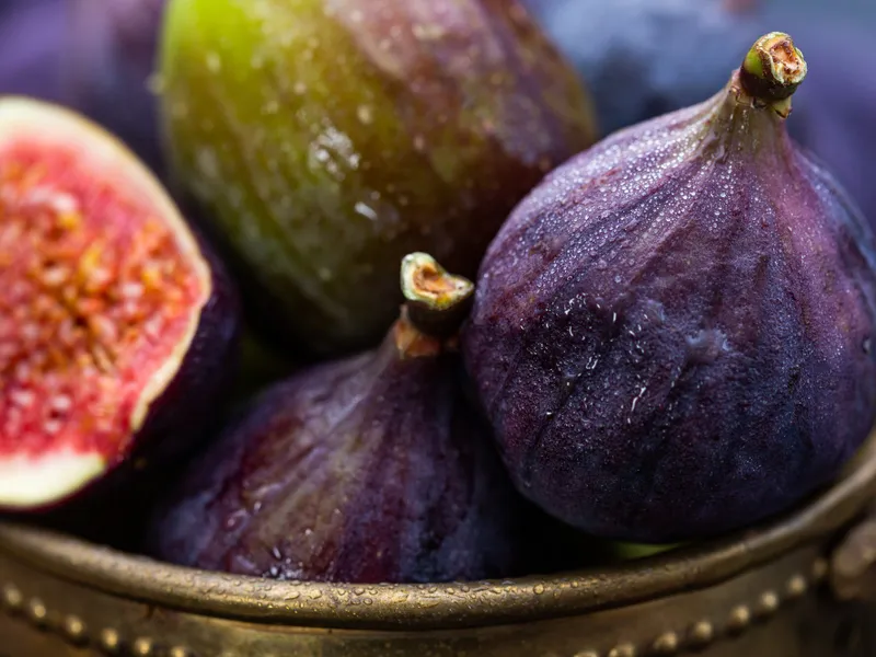Fructul dulce care îți curăță organismul, îți întărește oasele și îți ține inima sănătoasă. E mov - Foto: Freepik