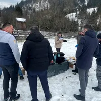 Cercetările criminaliștilor la fața locului, în Broșteni FOTO: Alina Iosif/ Adevarul