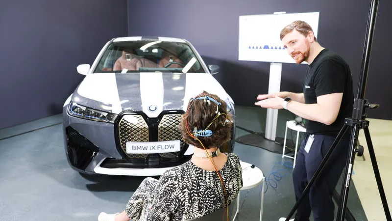 Start-up-ul Brainboost din München a reușit, cu ajutorul unui electroencefalograf, să determine schimbarea culorii vopselei high-tech E Ink, prezentată experimental de BMW pe modelul BMW iX Flow. / Foto: BMW