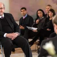 Scriitorul Salman Rushdie, în cadrul unui eveniment la Palatul Bellevue din Berlin, în anul 2017 - Foto: Profimedia Images