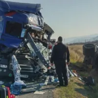Patru TIR-uri, implicate într-un grav accident în Caransebeș /foto: drdp timisoara