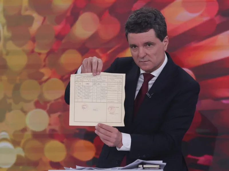 Nicuşor Dan, arătându-şi la cameră diploma de Bacalaureat - Foto: INQUAM PHOTOS/George Călin