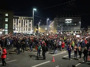 Zero COVID. Sute de persoane au protestat cerând reguli mai stricte de combatere a pandemiei. Foto TVR