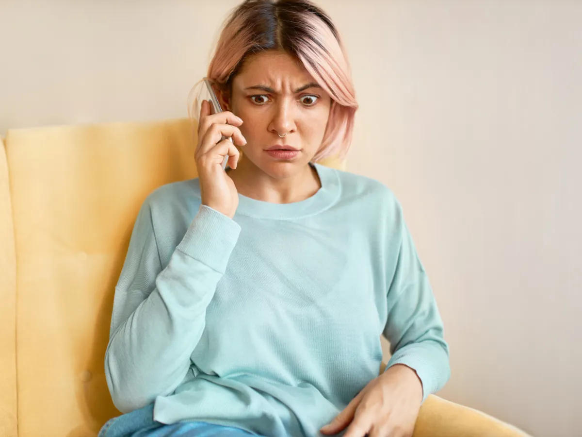 Femeie speriată la telefon - Foto: Freepik (rol ilustrativ)