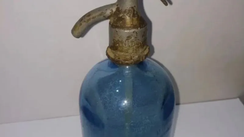 Prețul incredibil cu care se vând sticlele vechi de sifon. Unele se vând cu mii de lei Foto: Olx (fotografie cu caracter ilsutrativ)