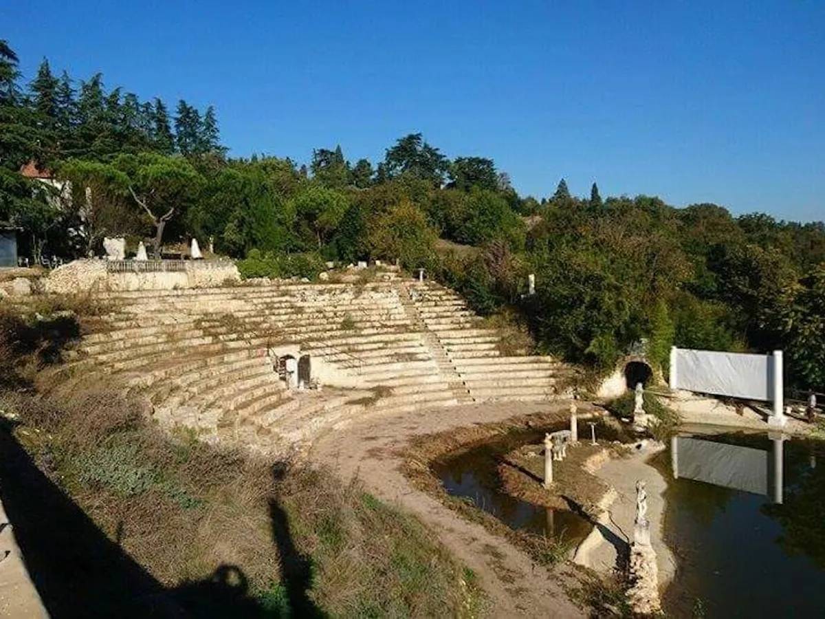 Escrocherie în Italia. Un bărbat a construit un „teatru antic” fals. A cerut 40 de euro pentru a fi vizitat