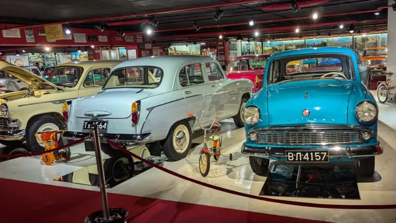 Incursiune în lumea mașinilor din epoca URSS: Lada, Dacia, GAZ, Wartburg, Skoda, Volga - Foto: autoweek.com/Murilee Martin
