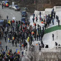 Protestatarii AUR au spart cordonul de jandarmi şi au intrat în curtea Parlamentului. Foto Inquam Photos/Octav Ganea