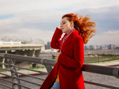 O femeie stă cu părul în vânt - Foto: freepik (rol ilustrativ)