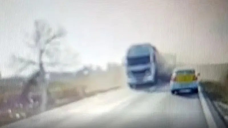 Incident șocant în Teleorman: 2 șoferi de tir, ar fi strivit intenționat un bătrân dintr-o dubă. Captură video