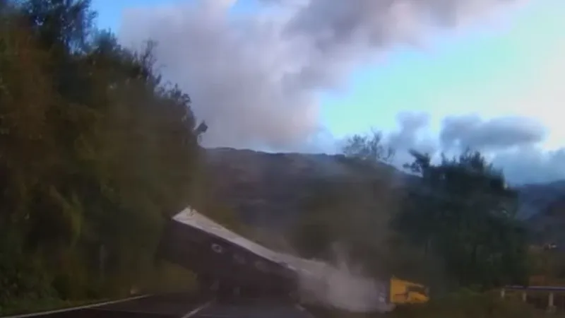 Cum a reușit un șofer de TIR să blocheze Valea Oltului. A derapat într-o curbă cu 80 km/h - Foto: captură video