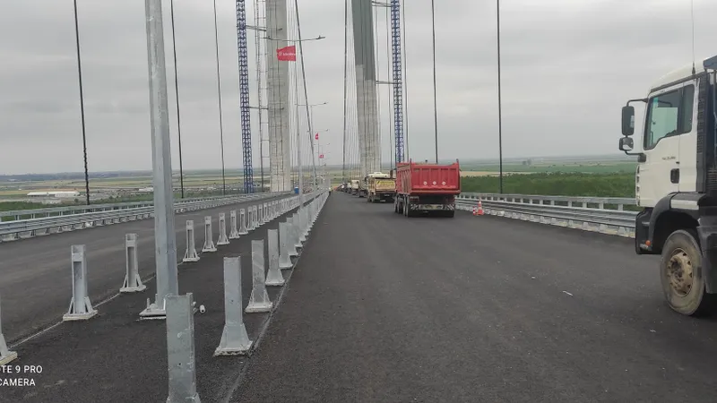 Autoritățile se laudă pe toate canalele că „Golden Gate”-ul din Brăila, podul de 500 de milioane de euro peste Dunăre, este aproape gata și au început testele de rezistență - Foto: Facebook/Directia Regionala de Drumuri si Poduri Buzau