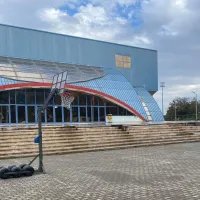 Nişte copii s-au urcat pe acoperişul Sălii Polivalente - Foto: Facebook/Sala Polivalenta "Elisabeta Lipa" Botosani"