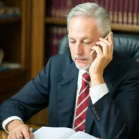 Magistrat vorbind la telefon - Foto: Freepik