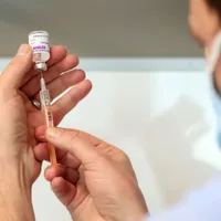 AstraZeneca a descoperit ce declanșează formarea cheagurilor de sânge în cazuri rare după vaccin/foto: fortune