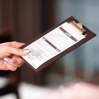 O femeie a sunat la poliție după ce a văzut nota de plată de la restaurant. Scandal pe internet  - Foto : Unika / imagine cu caracter ilustrativ