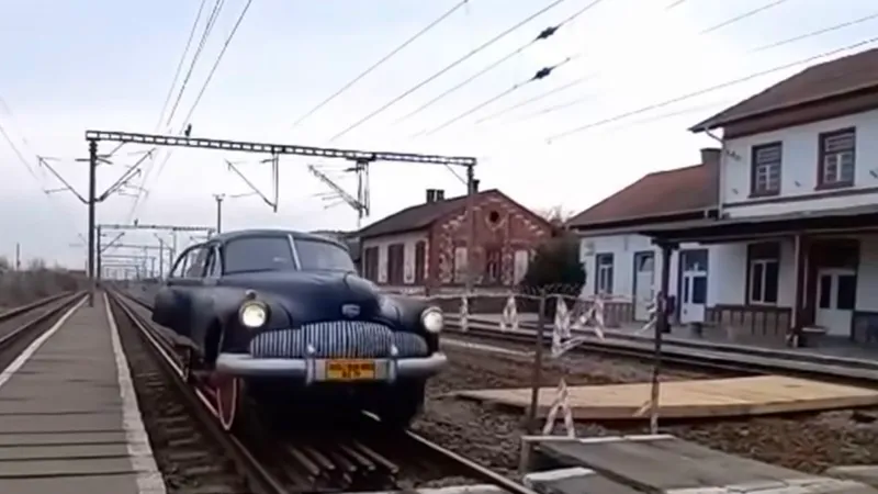 Comunistul Gheorghiu-Dej se plimba cu o limuzină Buick specială în anii `50. Avea roți de tren - Foto: captură video