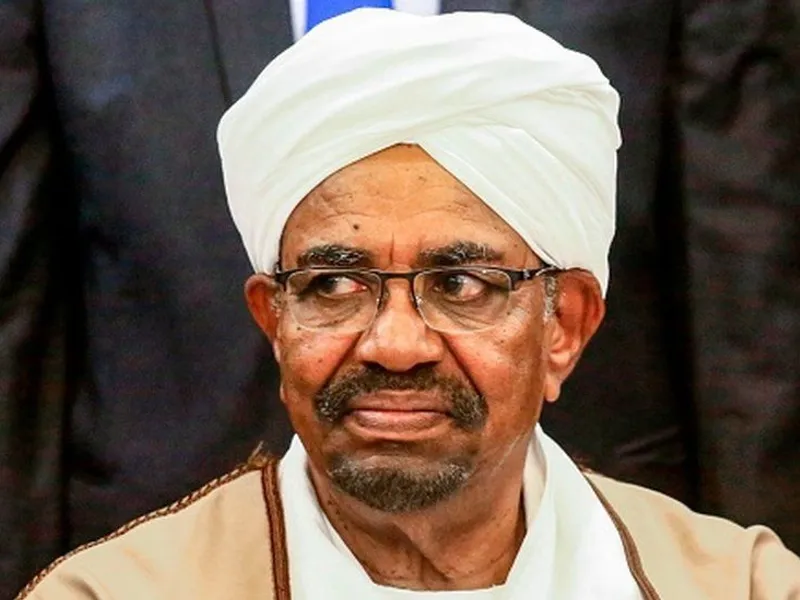 Fostul dictator sudanez Omar Hassan al-Bashir, căutat pentru „genocid” în Darfur, predat CPI. / Foto: bbc.com