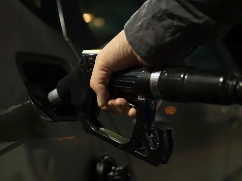 Fiecare benzinar poate vinde carburanții la ce preț vrea. - Foto: pexels.com/Skitterphoto