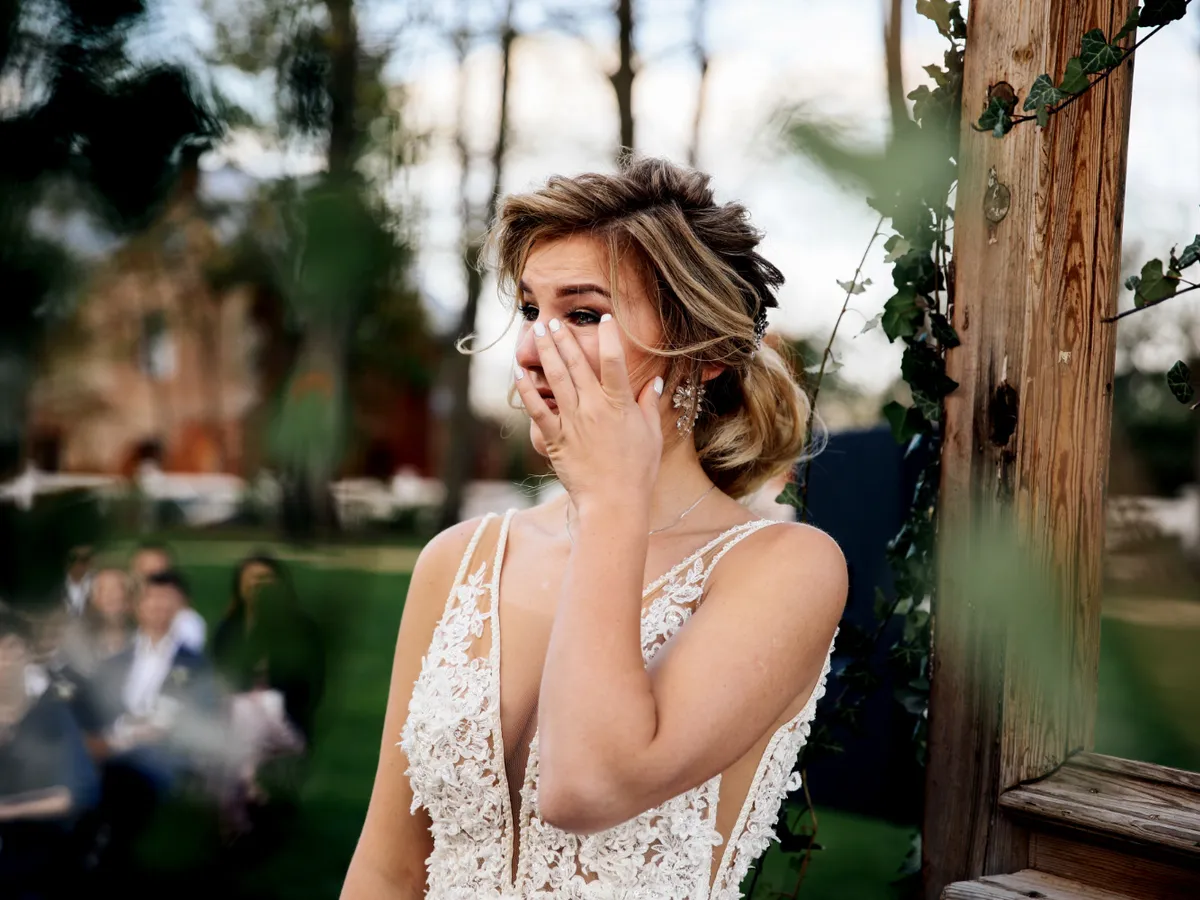 O mireasă și-a emoționat mama până la lacrimi la nuntă. Au ascultat un mesaj de când bunica era în viață