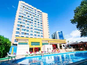 Un hotel celebru de pe Litoral e în flăcări. Mai multe echipaje de pompieri intervin - Foto: majesticolimp.ro