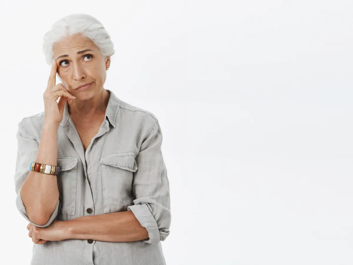 Pensionară îngrijorată la pensie - Foto: Freepik