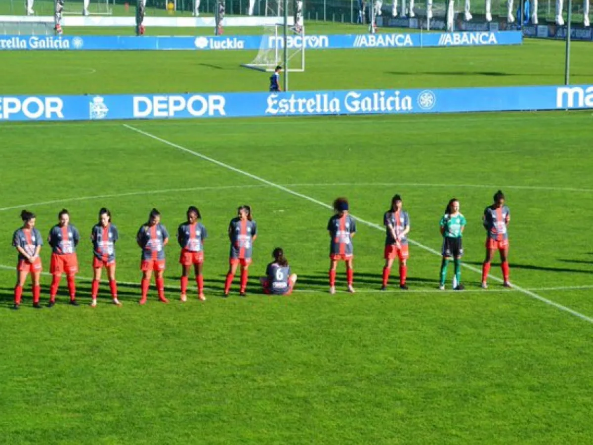 Paula Dapena s-a întors cu spatele în timpul momentului de reculegere ţinut în memoria lui Diego Maradona/FOTO: Twitter