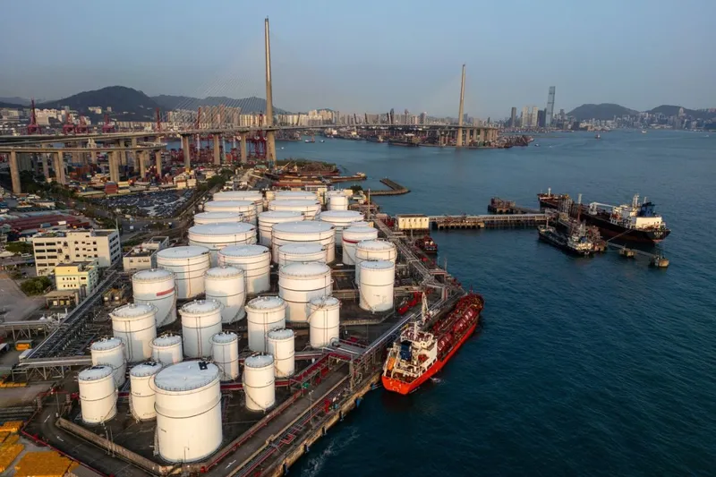 Tancuri petroliere andocate la un depozit petrolier din Hong Kong - Foto: Profimedia Images