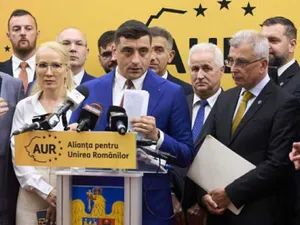 Textul moțiunii de cenzură AUR împotriva guvernului Bolojan, citit într-un Parlament aproape gol. George Simion nu a fost prezent