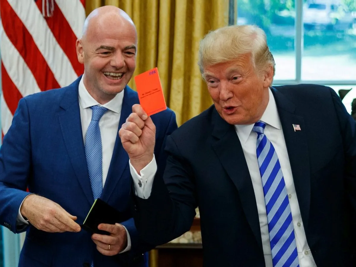 Preşedintele FIFA, Gianni Infantino, şi preşedintele Donald Trump, pe când nu ştia ce este un cartonaş roşu - Foto: Profimedia Images
