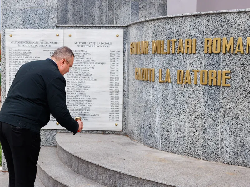 Ciucă a adus un omagiu militarilor la Monumentul Eroilor Militari Căzuţi în Teatrele de Operaţii. - Foto: Facebook/Guvernul României