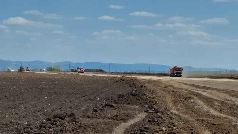 Culturile agricole le dau bătăi de cap constructorilor de autostrăzi. Apel pentru recoltarea rapidă Foto: facebook/Monitorizare Autostrada A7