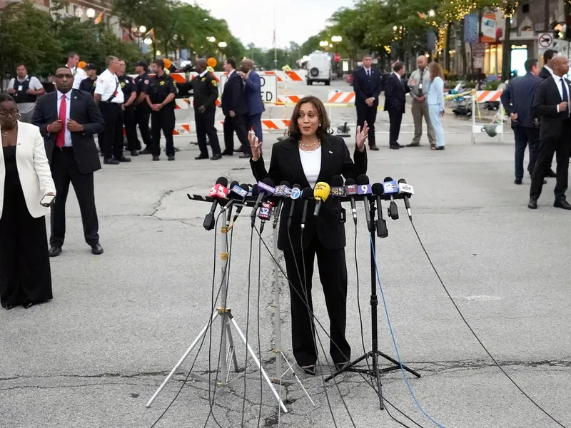 Vicepreședintele SUA, Kamala Harris, a susținut o conferință la locul atacului din Chicago. / Foto: Profimedia